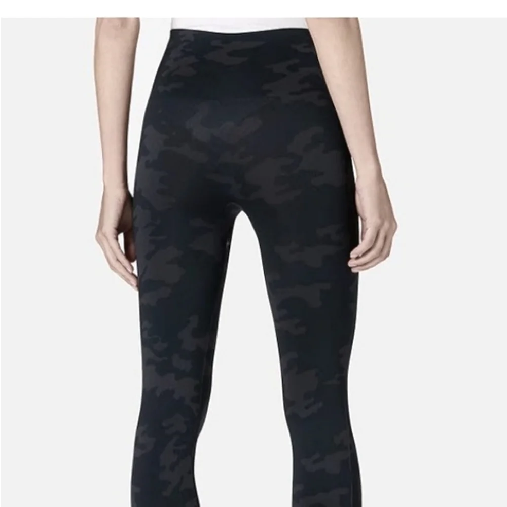 SPANX Black Camo seamless look at me now Leggings, women’s size small. 🌸NWT🌸